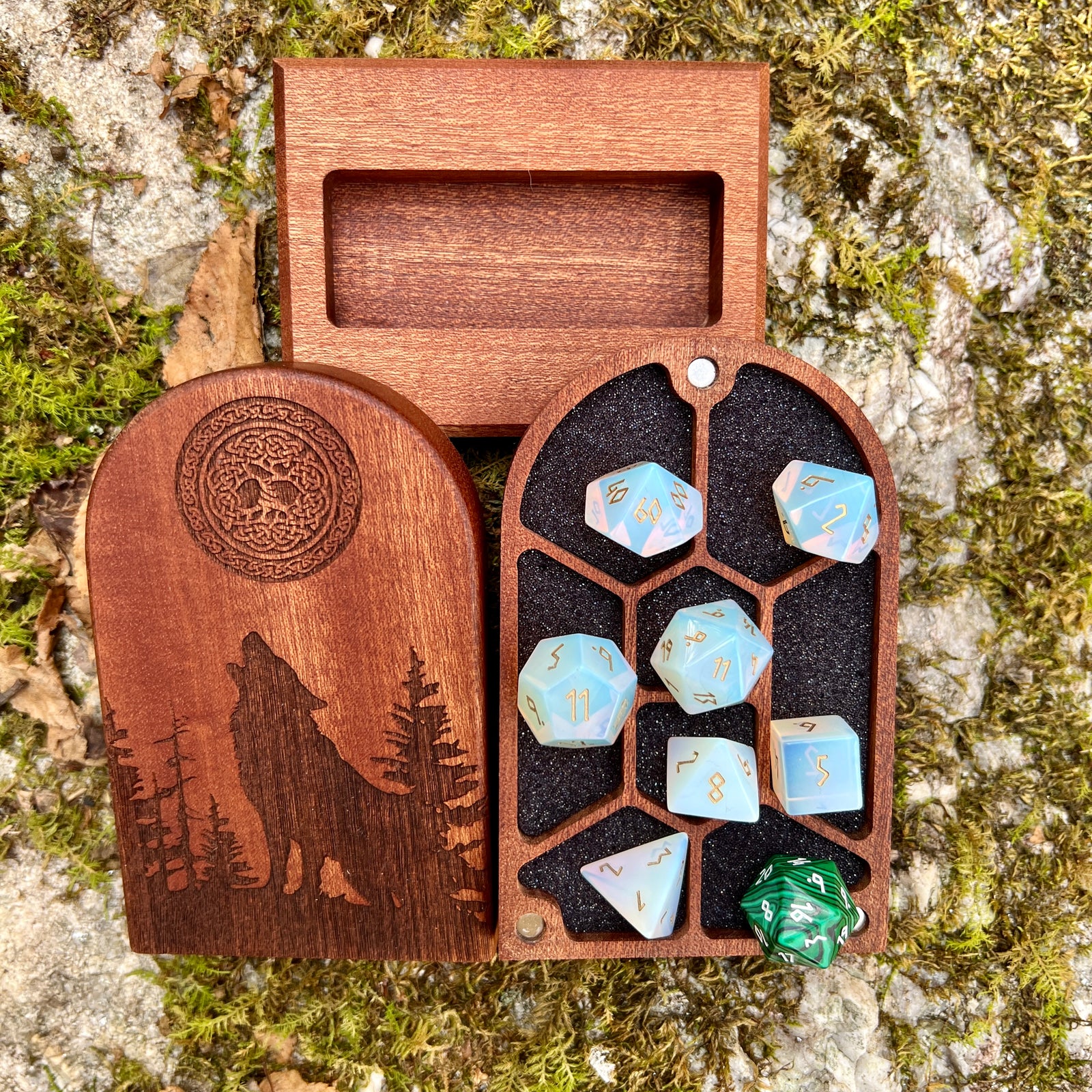 Headstone Dice Crypt - Wolf